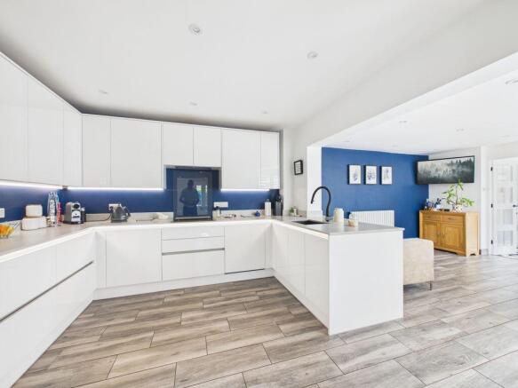 4 bed property, in Far Sandfield, £625,000