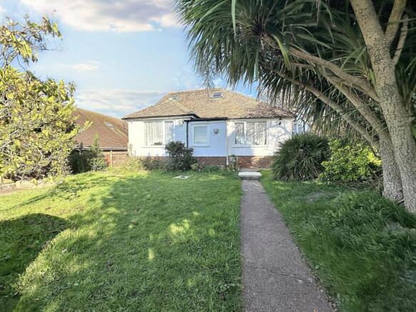 3 bed property, in Crescent Drive South, £500,000