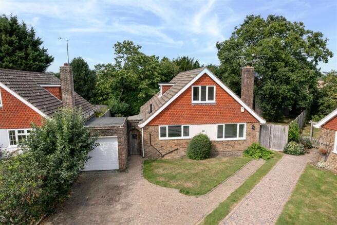 3 bed property, in Cherrington Close, £675,000