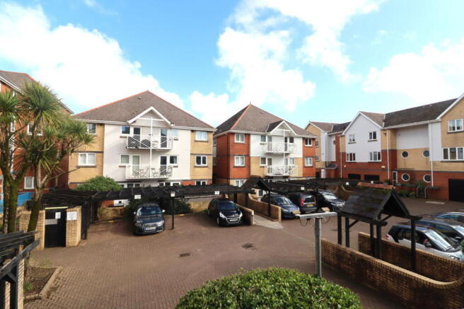 2 bed property, in Chelhydra Walk, £180,000