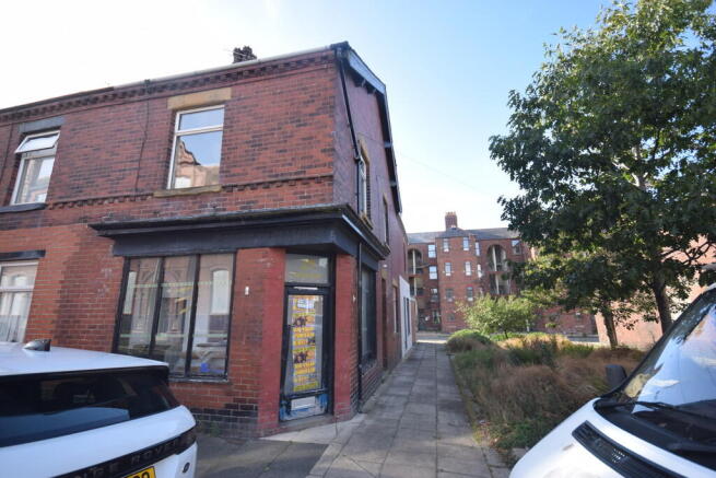2 bed property, in Anchor Road, £80,000