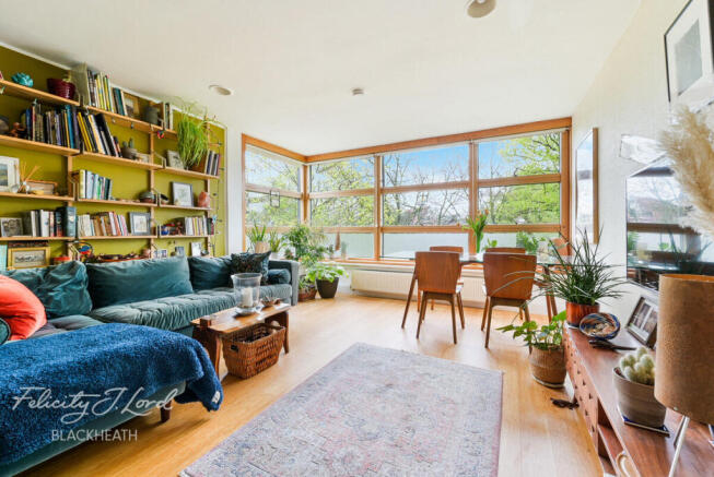2 bed property, in Westcombe Park Road, £350,000