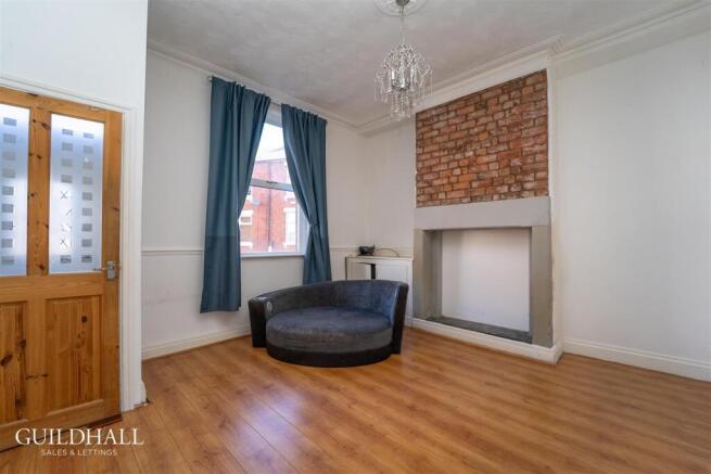 2 bed property, in Bridge Road, £120,000
