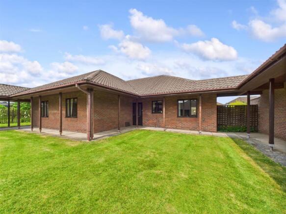 2 bed property, in 9 Meadowbrook Court, £110,000