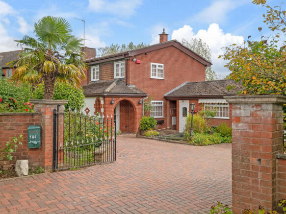 4 bed property, in Bourton Lane, £675,000