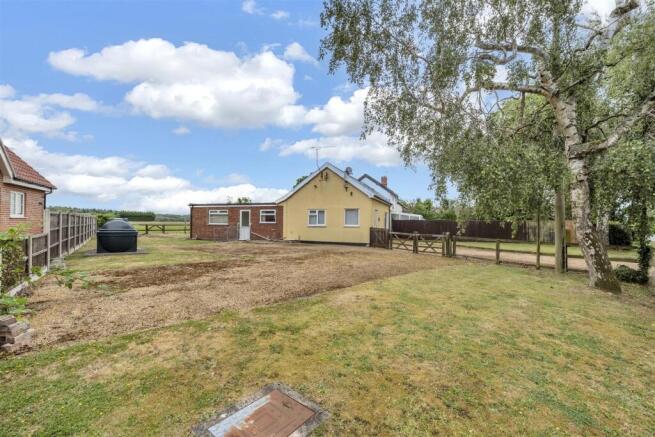 2 bed property, in Felsham Road, £275,000
