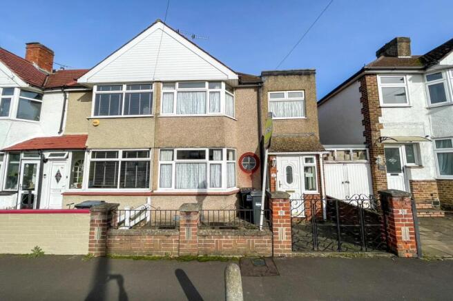 3 bed property, in Saxon Avenue, £450,000