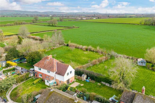 4 bed property, in Woodland Road, £375,000