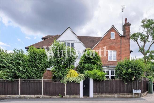 6 bed property, in The Ridgeway, £1,799,500
