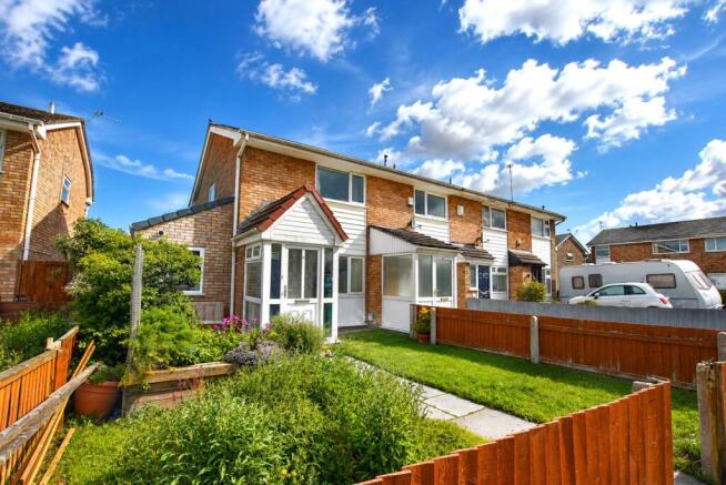 2 bed property, in Brunsfield Close, £200,000