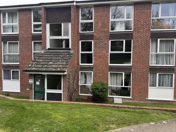 2 bed property, in Southcote Road, £160,000