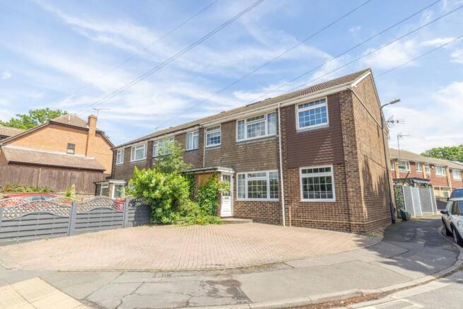 5 bed property, in Burnham Lane, £595,000