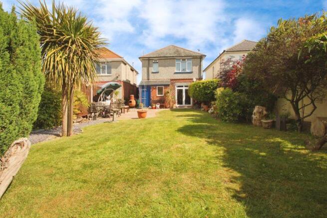 4 bed property, in Ensbury Park, £320,000