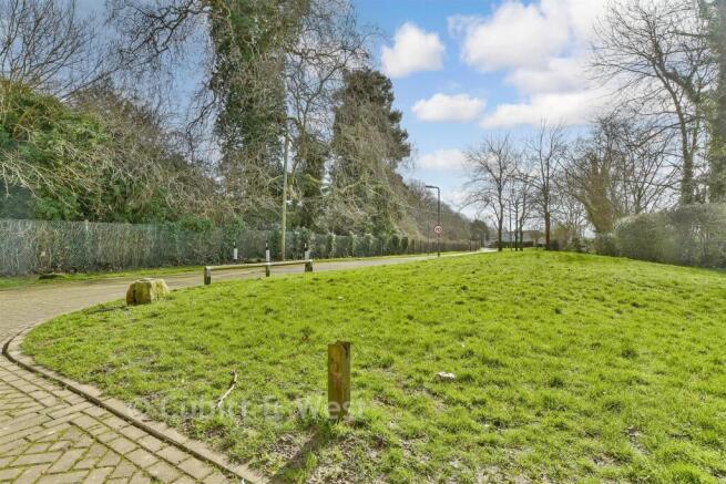 1 bed property, in Kingsfield Way, £200,000