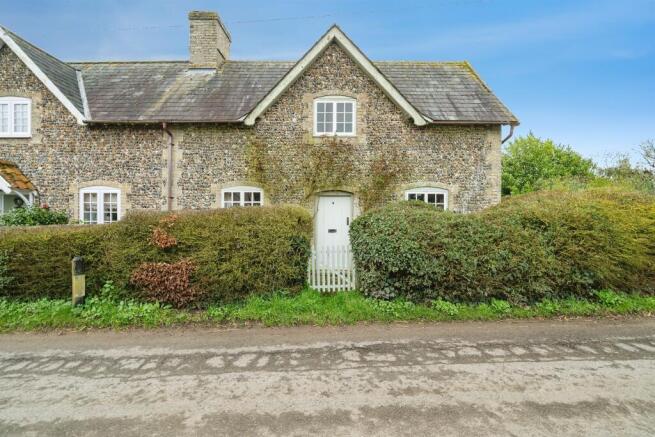2 bed property, in Wickham Road, £170,000