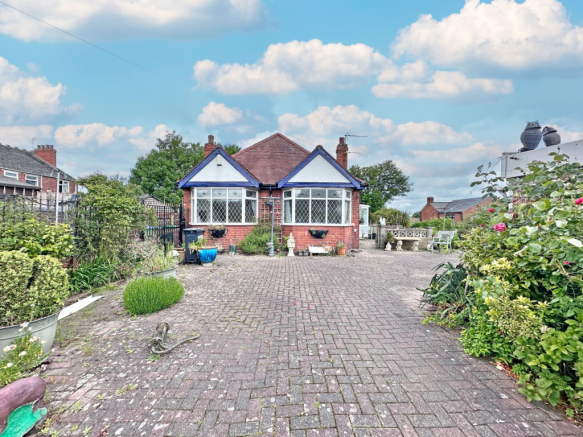 2 bed property, in Walford Street, £250,000