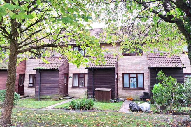 2 bed property, in Eastlands New Milton BH25 5PH, £210,000