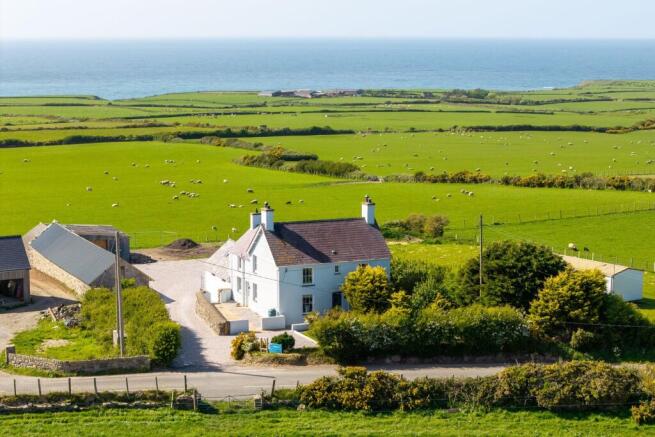 5 bed property, in Llangwnadl, £595,000