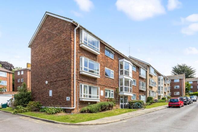 2 bed property, in Cliveden Close, £275,000