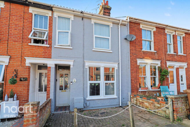 3 bed property, in Hill House Road, £200,000