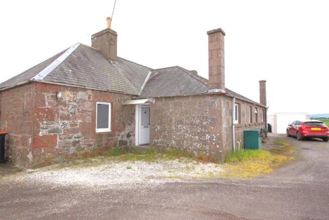2 bed property, in Balmain Cottages, £100,000