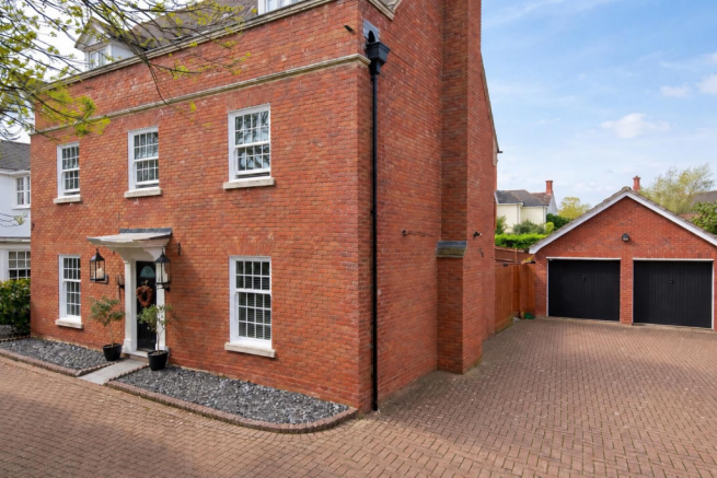 5 bed property, in Ickworth Close, £875,000