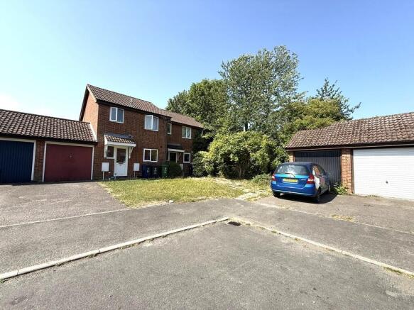 2 bed property, in Violet Close, £315,000