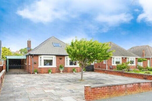 2 bed property, in Lowton Road, £275,000