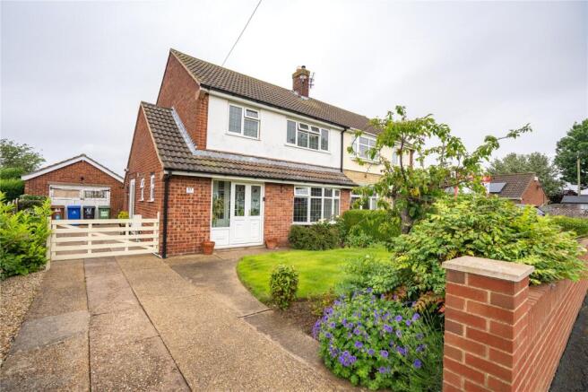 2 bed property, in Manor Drive, £185,000