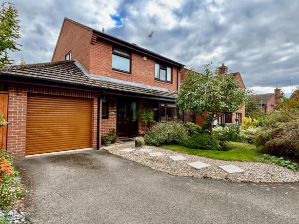 3 bed property, in St. James Close, £400,000