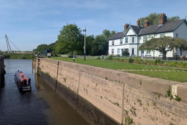 2 bed property, in 2 Lock Cottage, £335,000