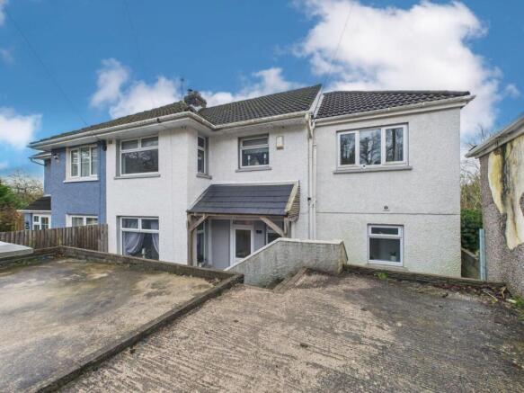 4 bed property, in Derllwyn Road, £260,000