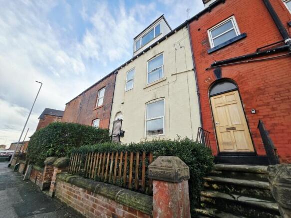 8 bed property, in Whingate, £270,000