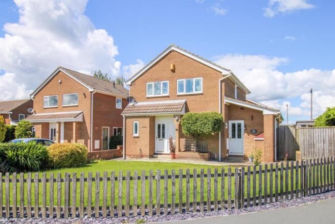 3 bed property, in Wentworth Drive, £325,000