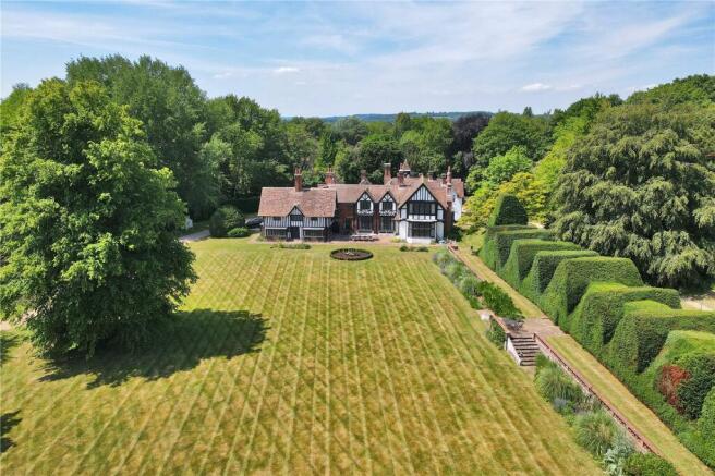 8 bed property, in Vicarage Road, £2,600,000