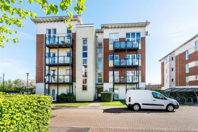 2 bed property, in Park View Road, £285,000