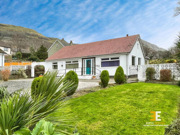 3 bed property, in Gilfach Road, £350,000