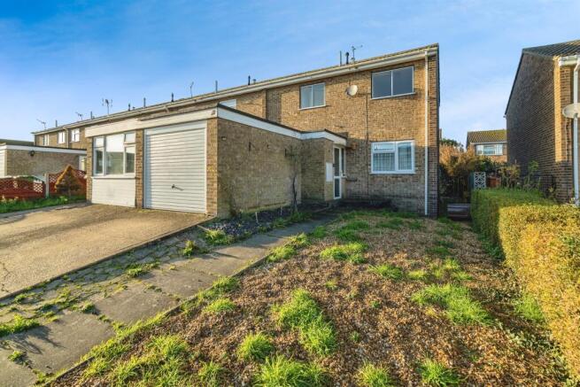 3 bed property, in Barley Way, £195,000