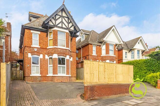 2 bed property, in Bournemouth Road, £265,000