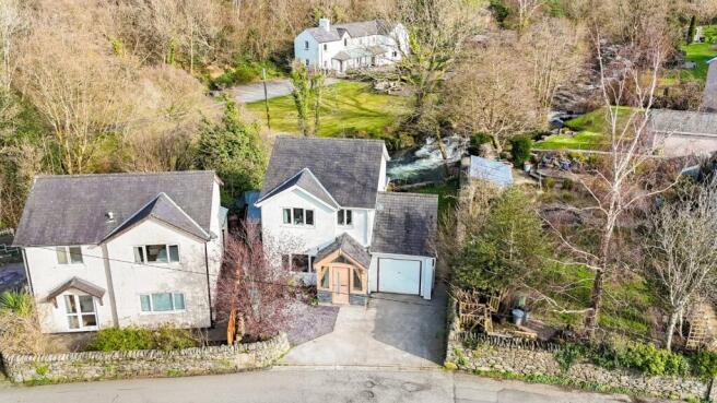 3 bed property, in Swn Y Dwr, £300,000