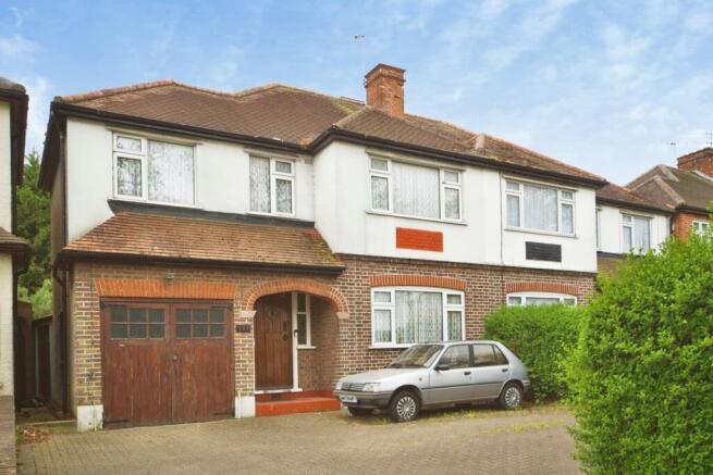 4 bed property, in Chase Side, £850,000