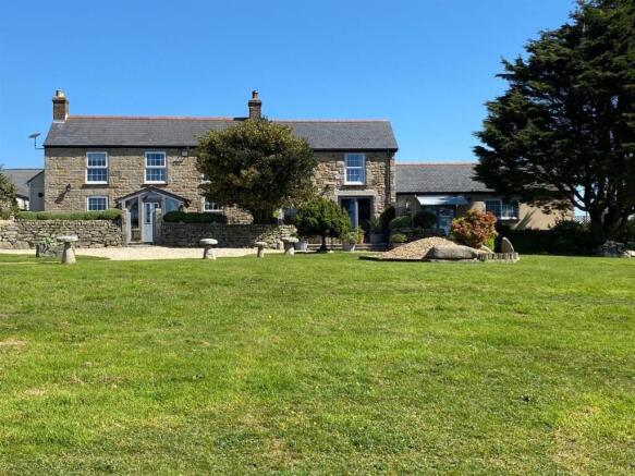 7 bed property, in Large family home with stunning views - Coverack Bridges, £799,950