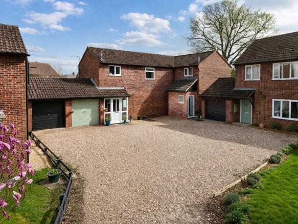 3 bed property, in Blandford Close, £315,000