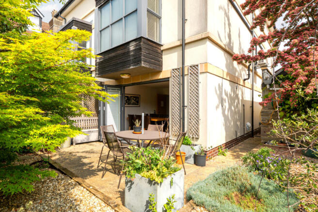 3 bed property, in Holmes Grove, £695,000