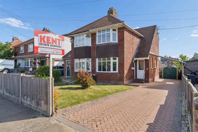 2 bed property, in Deansway Avenue, £250,000
