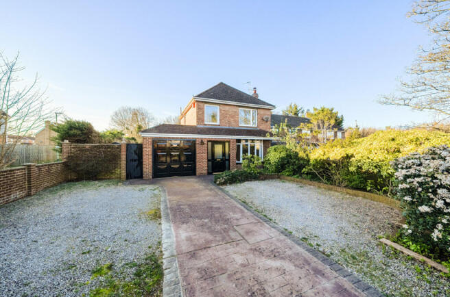 3 bed property, in Highworth Road, £375,000