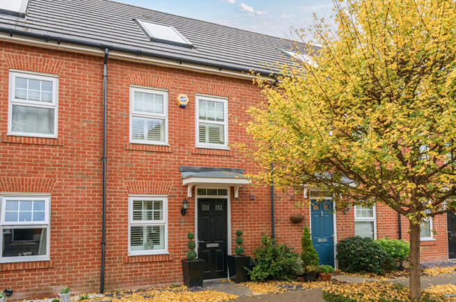 2 bed property, in Erickson Gardens, £475,000