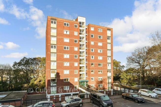 1 bed property, in Porchester Mead, £160,000