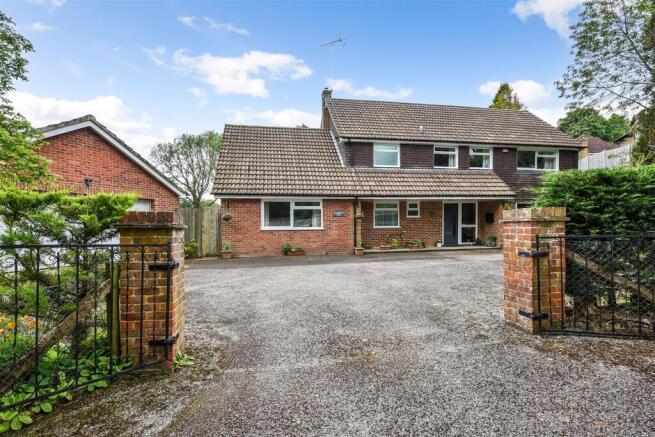 5 bed property, in Five Bells Lane, £895,000