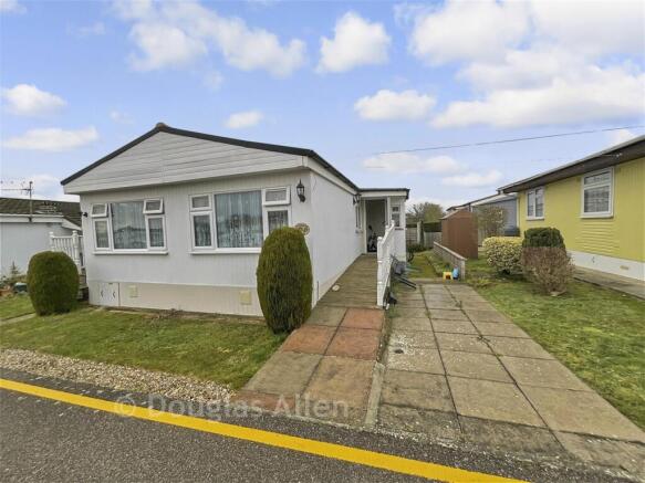 2 bed property, in Lower Dunton Road, £145,000